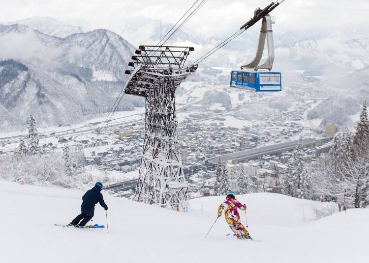 湯沢高原スキー場：大型のロープウェイで山頂まで登れる
