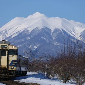 Snowy view from the local train (a must for railroad fans)
(Photo: PIXTA)