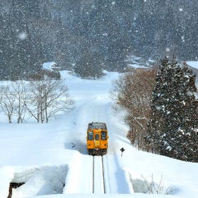 [浪漫雪中電車]秋田內陸縱貫鐵路
照片素材：PIXTA