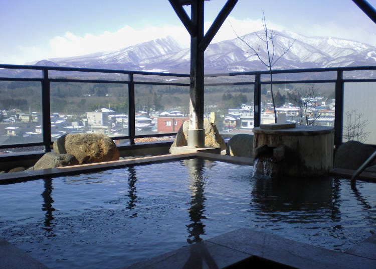 Many hot springs offer the seasonal beauty of the Zao mountain range. (Image: Miyagi Prefecture Tourism Promotion Office)