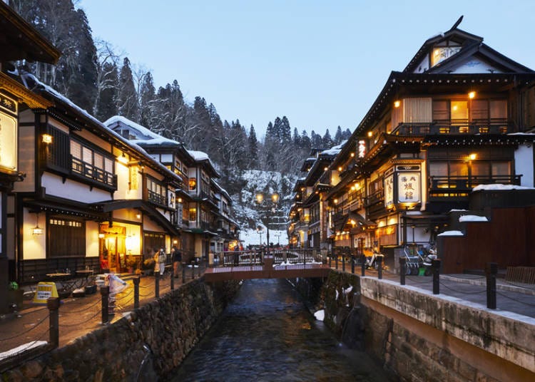 In winter, the snowy landscape of the hot spring resort makes it even more magical.