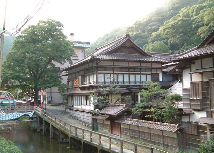 These wooden buildings have inherited the history of what was once a vacation resort designated by the Aizu Domain.