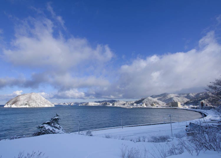 風情ある雪景色の浅虫温泉。スノーハイキングやスノートレッキングを楽しめる散策コースもある
