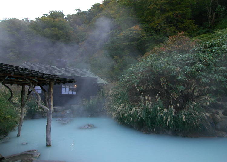 乳頭温泉郷を代表する鶴の湯の混浴露天風呂。雄大な自然のなかで入る湯は開放感抜群