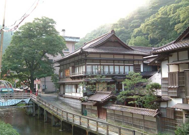 会津藩指定保養所の歴史を引き継いだ木造建築の宿など、見るだけでも歴史を感じられる