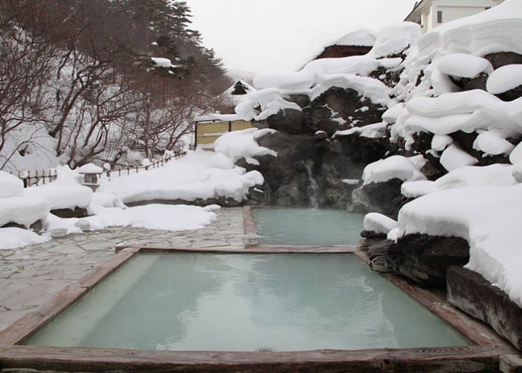 豪雪地帯の温泉地らしく、冬は雪見露天風呂が名物