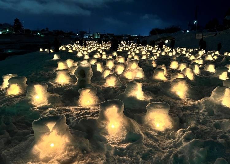 3,500 mini-kamakura line the Janosaki River Beach to the walkway, a heartwarming display of local dedication and community spirit