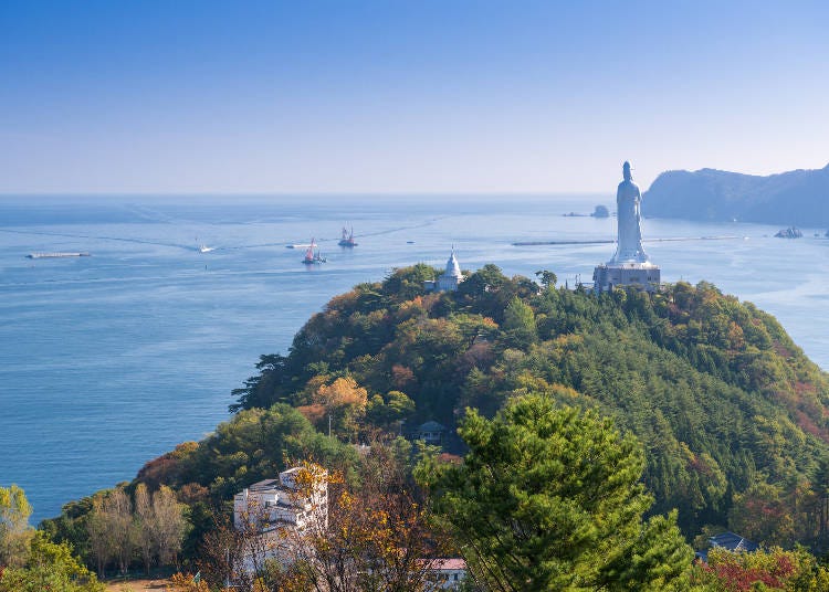 The Kamaishi Daikannon and Kamaishi Bay in autumn (Photo: PIXTA)