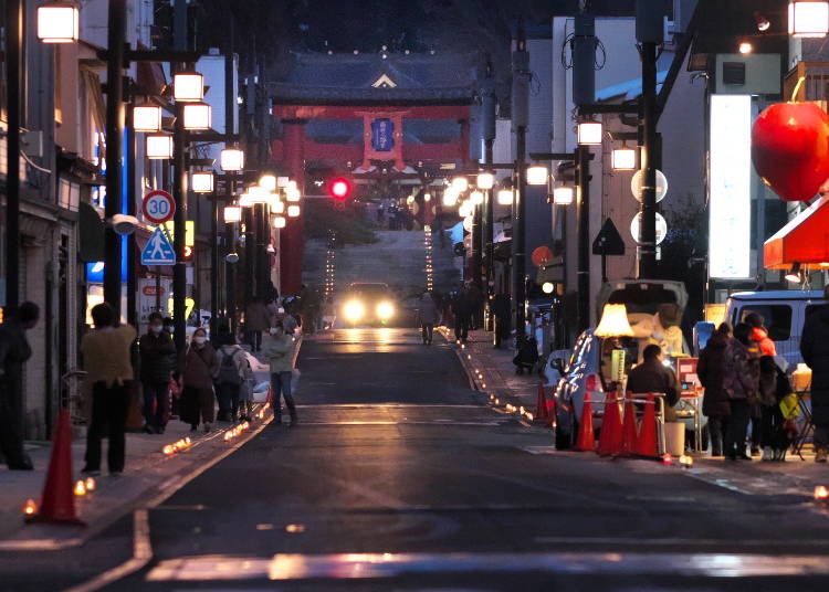 Morioka Hachimangu in the background of Tomoshibi Alley (Photo: PIXTA)