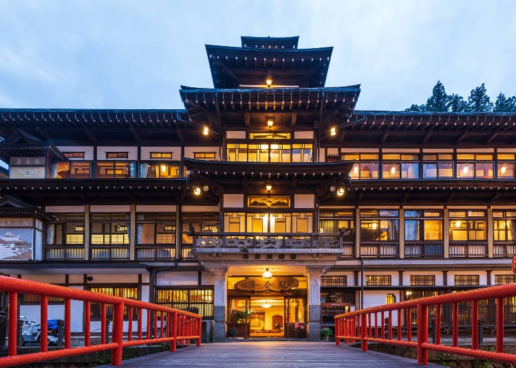 Notoya Ryokan, with its extravagant facade, is one of Ginzan’s most famous inns. (Photo: PIXTA)