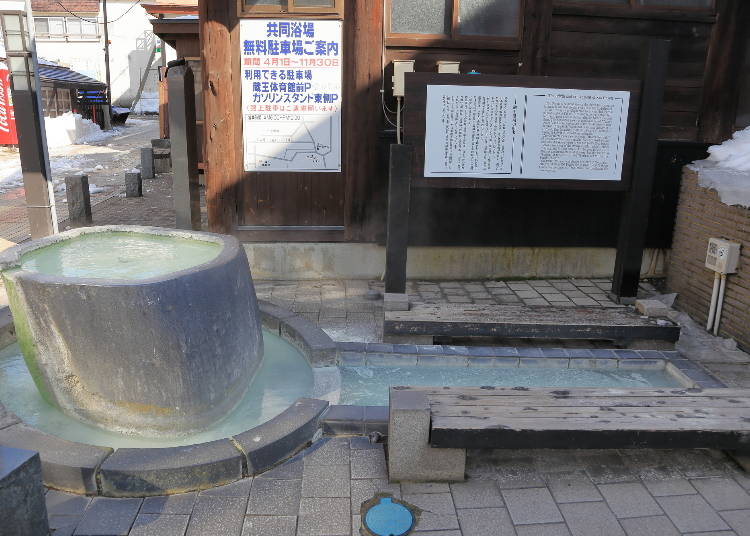 Shimoyu Foot Bath is directly outside the entrance to Shimoyu Public Bath (Photo: PIXTA)
