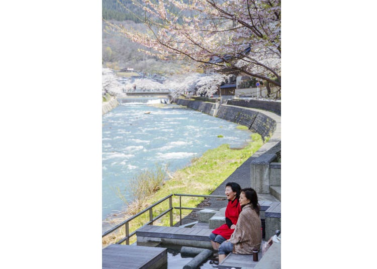 Enjoy views of the Atsumi River in every season from Atsumi Onsen town’s Mokke-yu Foot Bath. (Photo courtesy of Stay Yamagata.)
