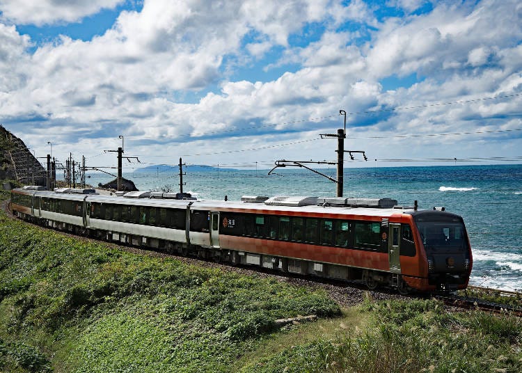 츠루오카역에서 아츠미 온천역까지 기차를 타면 경치 좋은 동해 해안을 따라 승객들이 이동한다. (사진설명: PIXTA)