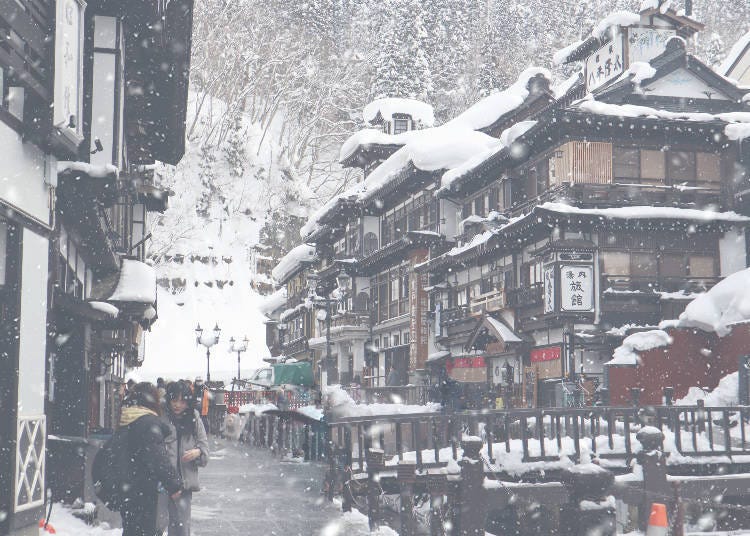冬天的銀山溫泉街彷彿被一層白色的雪毯所覆蓋。（圖片由Expedition Japan提供。）