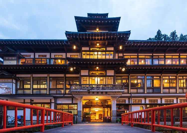 外觀華麗的能登屋旅館是銀山最著名的旅館之一（圖片來源：PIXTA）