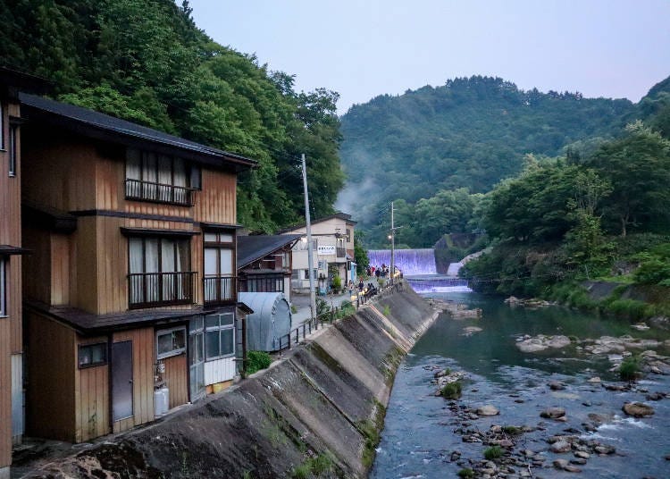 肘折溫泉區位於風景如畫的銅山川沿岸。（圖片由Expedition Japan提供。）