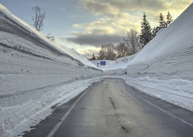即使是嚴酷的冬季裡，通往肘折溫泉的道路同樣被維護的相當順暢。（圖片來源：PIXTA）