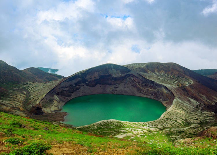 藏王附近的「御釜湖」(Okama Crater)是個鬼斧神工的自然景觀(圖片出處: Expedition Japan)