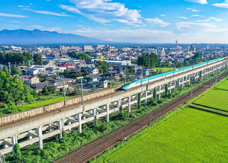 Getting to Aizu-Wakamatsu from Tokyo is quicker than you would think, thanks to the Shinkansen bullet train. (Photo: PIXTA)