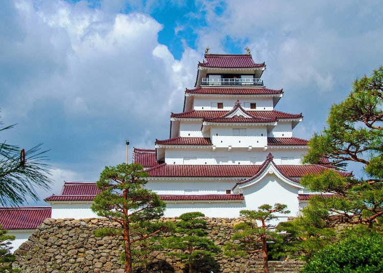 Only in Aizu: The signature deep red roof tiles are unique to Tsurugajo Castle. (Photo: PIXTA)