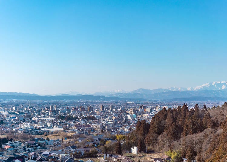 A scenic view from the top of Tsurugajo Castle on a winter day. (Photo: PIXTA)