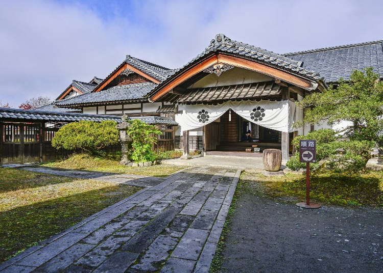 Faithful reconstructions of grand samurai residences and other Edo period buildings welcome visitors to Aizu Bukeyashiki. (Photo: PIXTA)