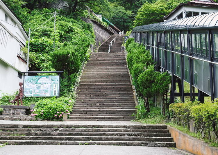 The infamous Mt. Iimoriyama stairs (left) and moving walkway (right). (Photo: PIXTA)