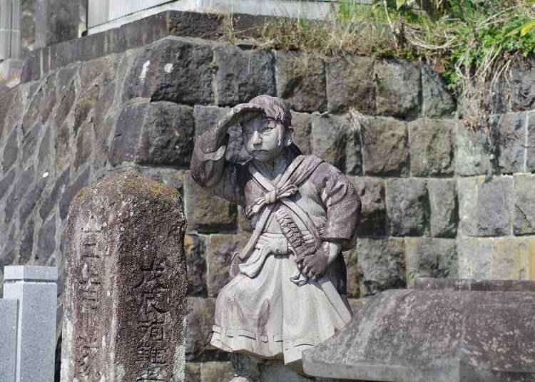 Moments before tragedy: Statue of a young Byakkotai warrior, capturing the moment in time that he witnessed Tsurugajo Castle burning. (Photo: PIXTA)