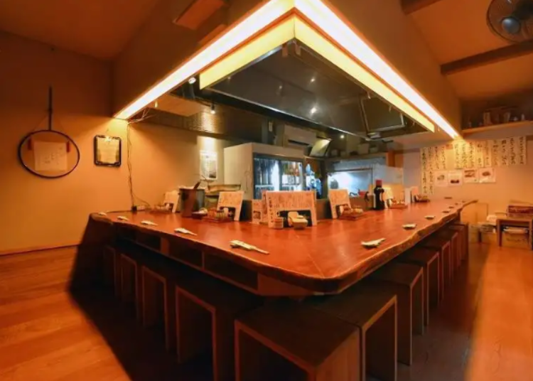 A local favorite: Counter seats and warm lighting create a welcoming local atmosphere at Izakaya Kagota. (Image: LIVE JAPAN Article #a3000009)