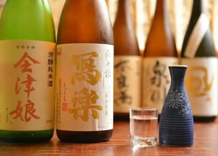 Drink to your heart’s content! Only the best local sake and freshest local ingredients are served at Izakaya Kagota. (Image: LIVE JAPAN Article #a3000009)