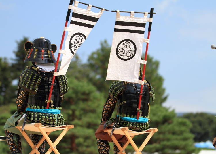 사무라이 복장의 남성들이 아이즈 와카마츠의 봉건 시대를 기리는 아이즈 축제(매년 9월 하순 개최)에 참여하고 있다.