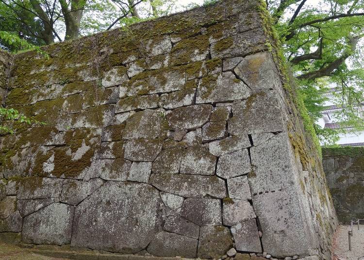 城堡周圍的石牆在建造時沒有使用任何黏合劑，歷經400多年仍然屹立不倒。（圖片來源：PIXTA）