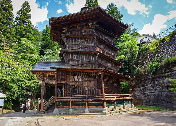 爬上石階或搭乘手扶梯登上飯盛山即可抵達榮螺堂(さざえ堂)，它是日本唯一的螺旋形寺廟相當特別。（圖片來源：Expedition Japan）