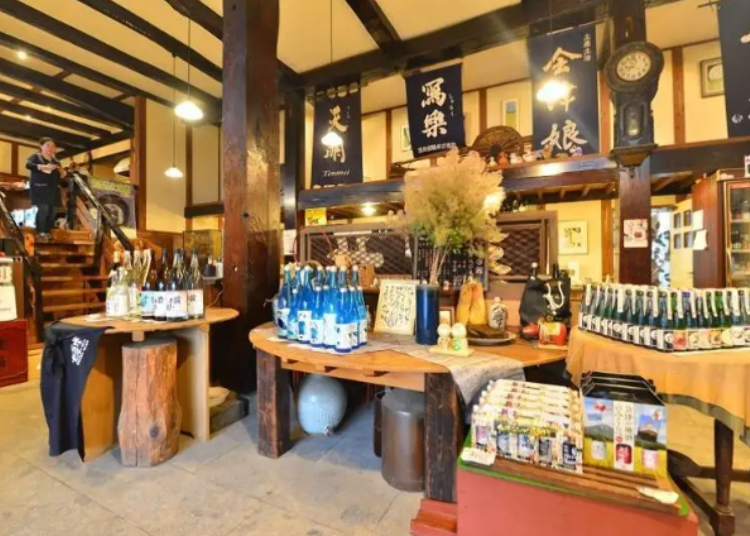 寬敞且便利的會津酒樂館 渡邊宗太商店位於會津若松站附近，是可以在旅途的最初或回程途中挑選會津獨特紀念品的好地方。（圖片來源：LIVE JAPAN 文章#a3000009）