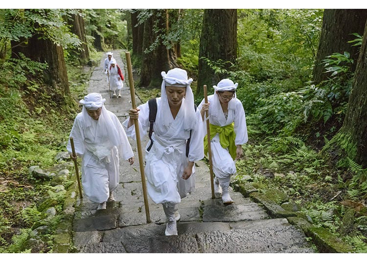 白装束を着て修験者の雰囲気を味わう体験プランもあります（写真提供：山形県）