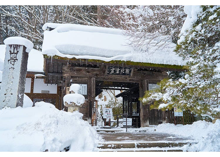 奥之院や五大堂に続く山門