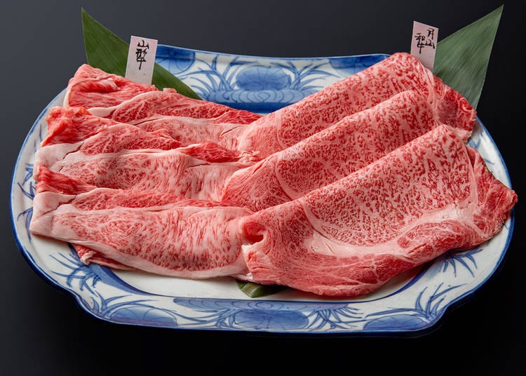 すき焼き用の山形牛と月山和牛（写真提供：変若水の湯つたや）