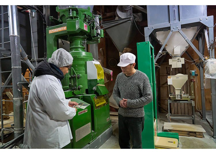 내부견학 시에는 방진복 역할의 흰 가운과 모자를 착용하고 진행됩니다.