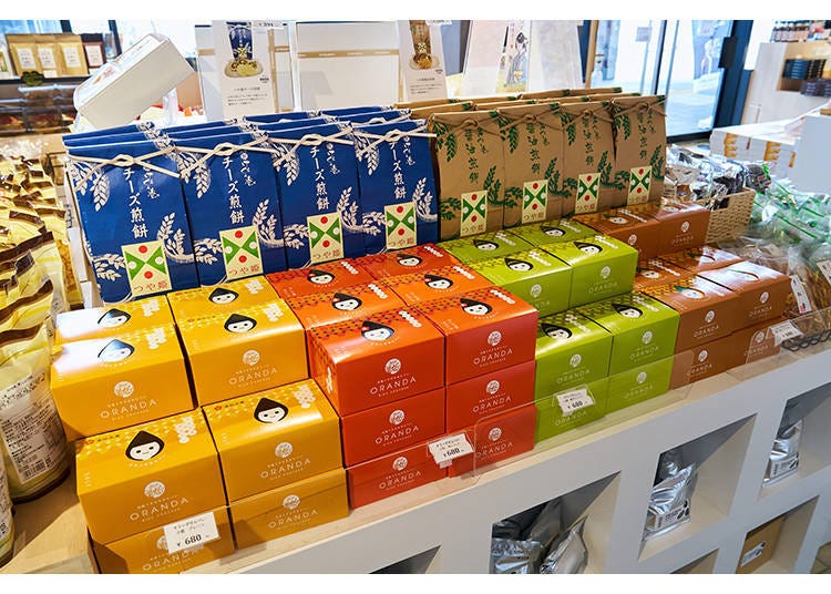 쌀이 유명한 지역인 만큼, 센베이(쌀과자)가 맛있고 인기가 많습니다
