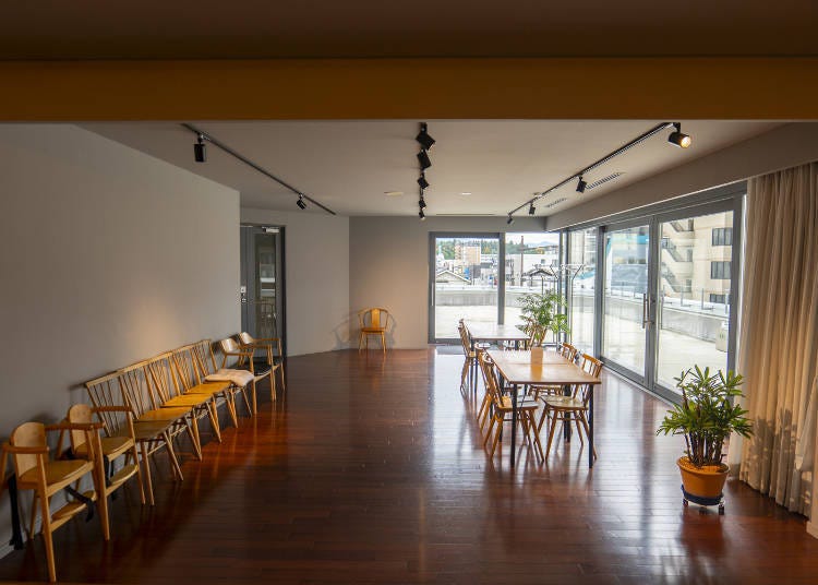 Cafe Bar West 38の隣、屋外テラス（「Park Side-B」）の前にも追加のテーブルがあります