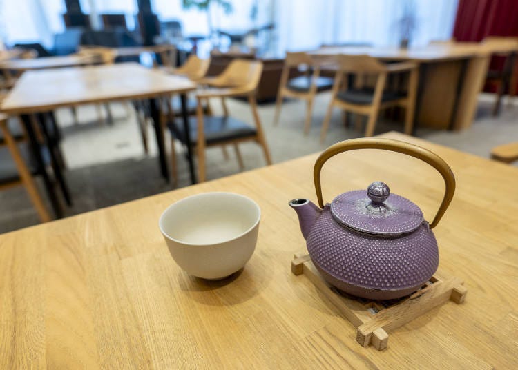 南部鉄器の急須で提供される日本茶
