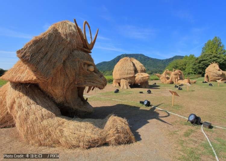Every Fall, Giant Straw Creatures Take Over This Park in Japan