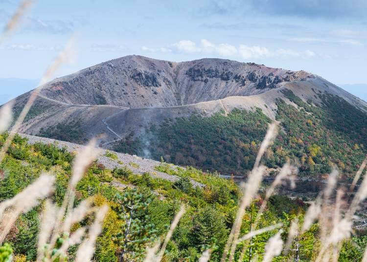 吾妻小富士火山口:从停车场沿阶梯步行约10分钟,即可抵达宽约500米的火山口边缘;绕行一圈约需1小时。(图片提供:福岛市观光会议协会)