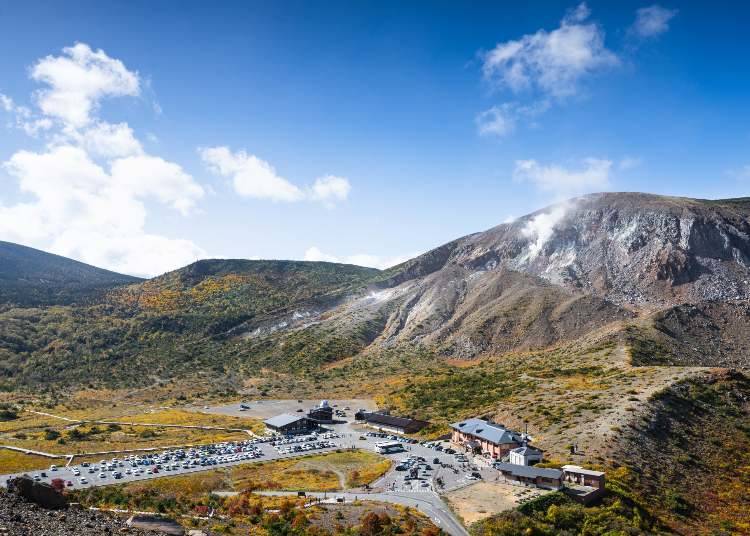 從吾妻小富士眺望淨土平全景:右側可見冒著煙的一切經山,左側則是濕原景致,周邊還有遊客中心、在地美食與無障礙設施。(照片提供:福島市觀光會議協會)