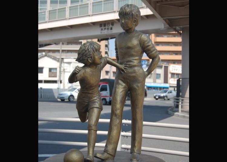 2위. 캡틴 츠바사의 로베르토 혼고와 오조라 츠바사 동상