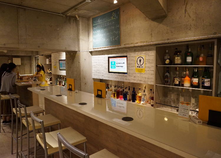Khách hàng có thể tận hưởng đồ uống có cồn trong một không gian thư thái. Ngoài ra, khách cũng có thể sử dụng wifi miễn phí trong cửa hàng.