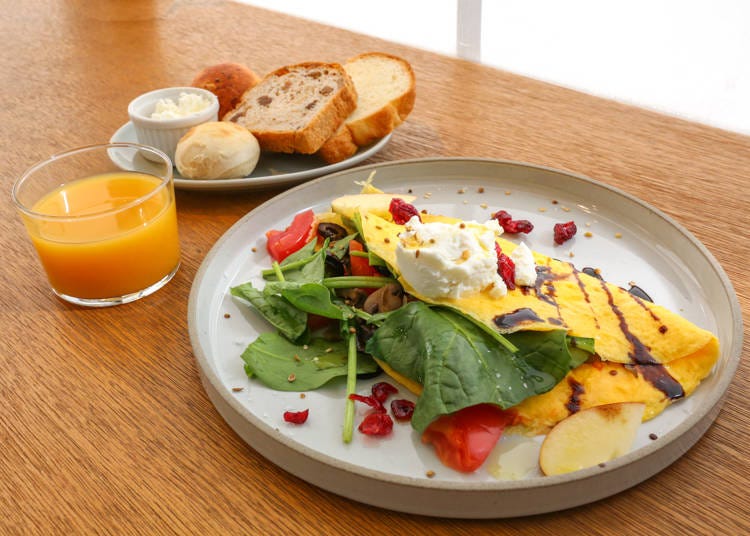 Thực đơn A với phô mai Ricotta và trứng tráng nấm. Lớp trứng xốp mềm được nêm với vị muối của phô mai Ricotta và nước sốt Balsamic, thêm chút trang trí nhìn càng ngon mắt hơn!