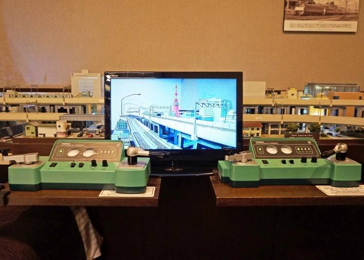 Có cả bệ lái, vừa quan sát qua màn hình vừa có thể cho mô hình tàu điện chạy được.
