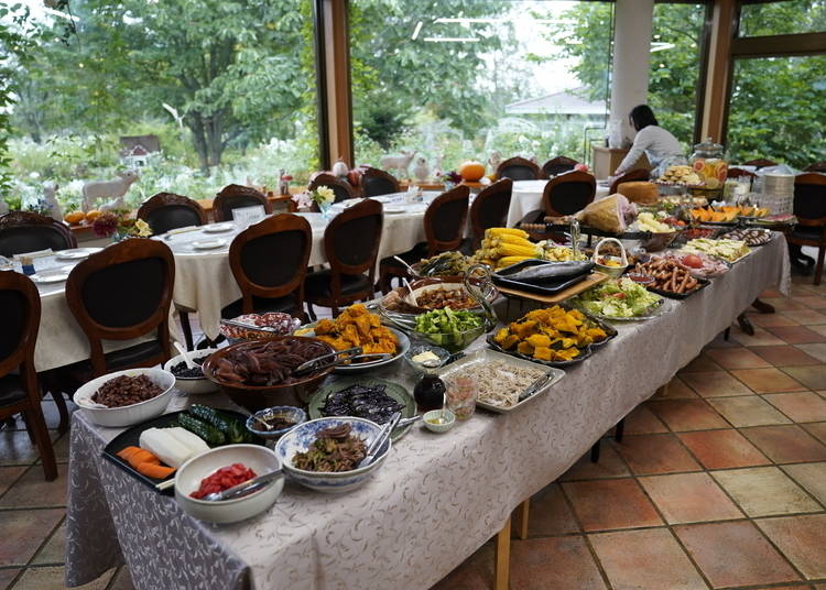 A sumptuous breakfast buffet at Shichiku Garden