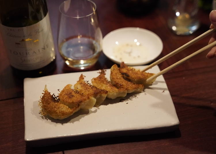 Vegetable gyoza and white wine in Yukumo yatai